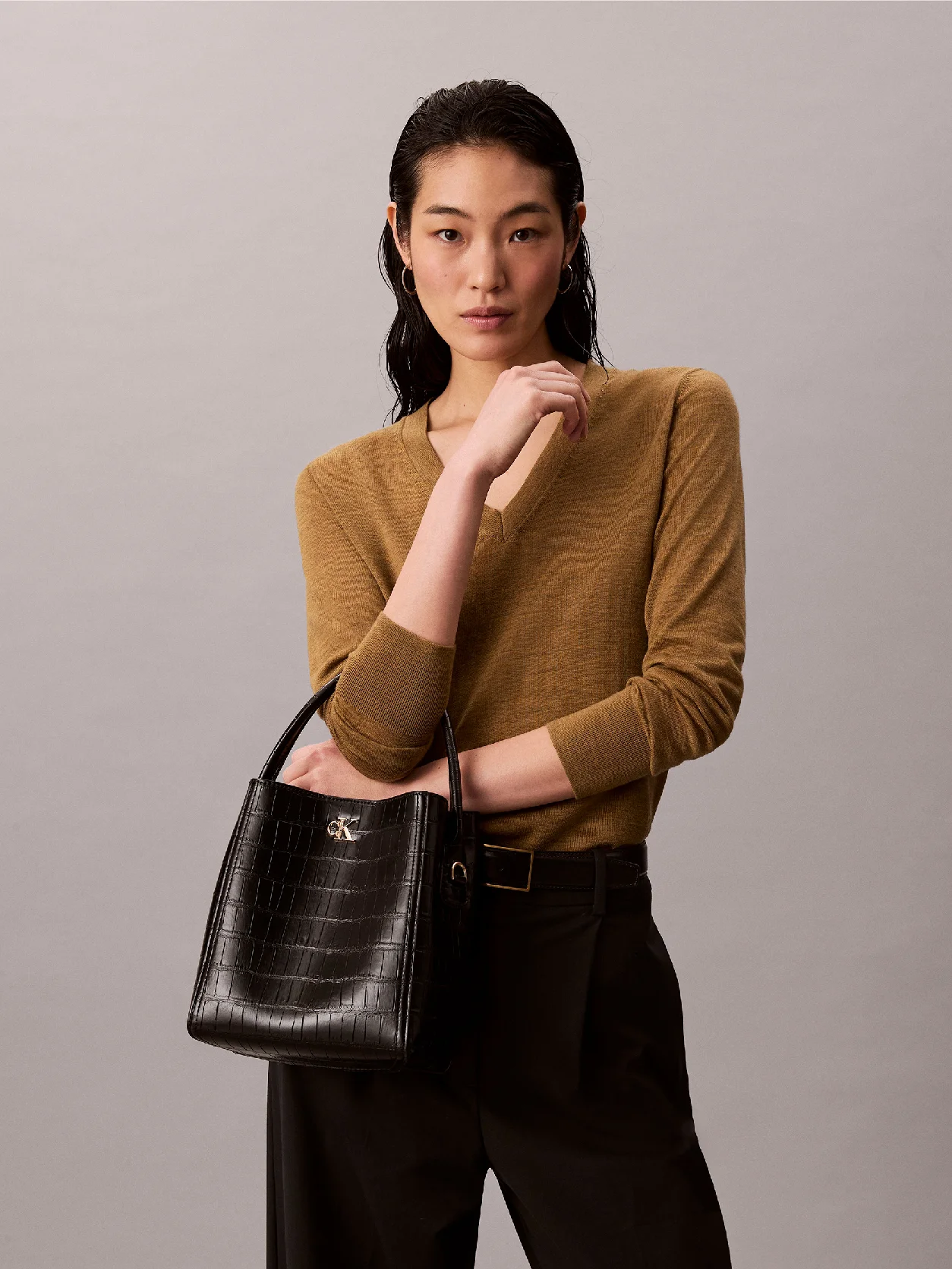 BLACK / ANTIQUE LIGHT GOLD Monogram Logo Hardware Chain Crocodile Print Bucket Bag